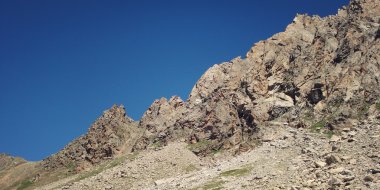 Dağı geçmek mavi gökyüzü güneşli bir günde - vintage fotoğraf. 