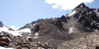 Yüksek dağlar vintage etkisi. Distant doruklarına retro fotoğraf görünümü.