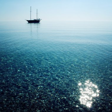 Sakin deniz bir yelkenli gemi ile. Sabah. Yelken gemi profili.