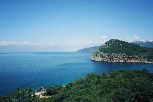  Sakin mavi deniz ve açık gökyüzü. Bahar güneşli gün.