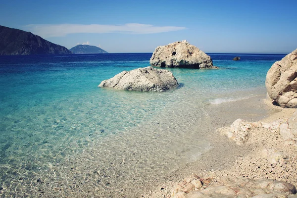 Piccola spiaggia sull'isola vicino Adrasan. Mare e cielo azzurri . — Foto Stock