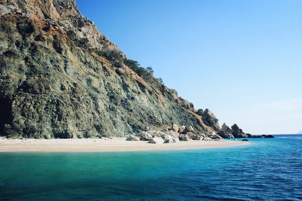 Pequeña playa en la isla cerca de Adrasan. Orilla rocosa. Sur co —  Fotos de Stock