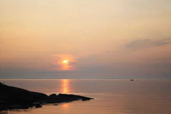 Lago Ladoga al atardecer. Aguas tranquilas. Un barco en el horizonte . — Foto de Stock