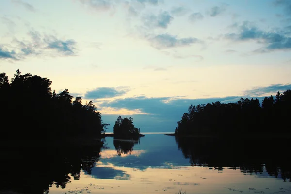 Naturaleza salvaje del norte ruso. Lago y pinos . — Foto de Stock