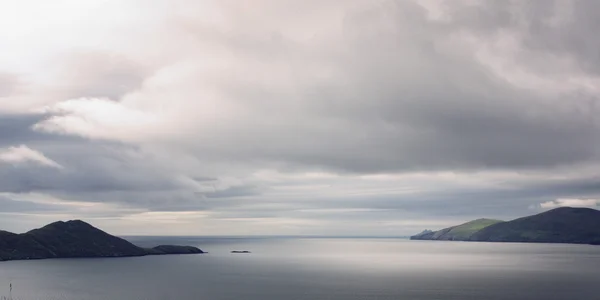 Paysage marin nuageux dans le comté de Kerry. Photo vieillie . — Photo