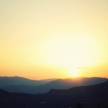 Türkiye'de gün batımı. Dağları yakınında Adrasan, Antalya İli. 