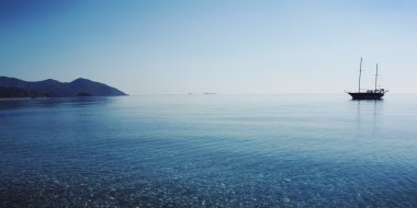 Ufukta teknesi ile sabah deniz. Yaşlı fotoğraf.