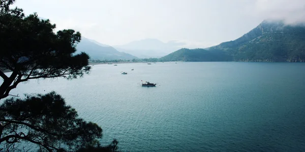 Vue sur la baie d'Adrasan. Bateau touristique dans la mer. Photo vieillie . — Photo