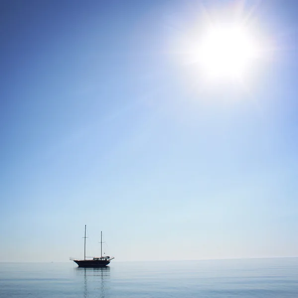 Mar de la mañana con barco en el horizonte. Foto envejecida . — Foto de Stock