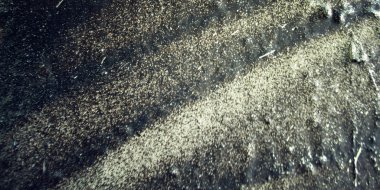 Boyalı siyah sokak duvar. Zemin için yakın çekim.