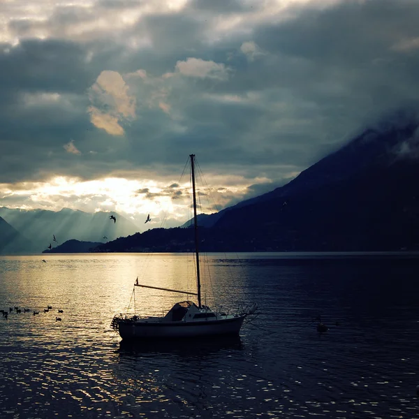 Yacht sul Lago di Como al tramonto. Barca di piacere . — Foto Stock