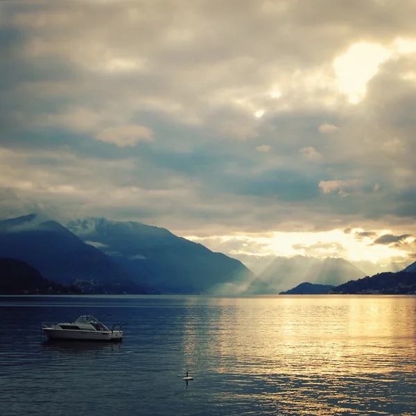 Vista del Lago di Como al atardecer. Foto envejecida . —  Fotos de Stock