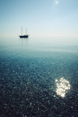 Sakin deniz bir yelkenli gemi ile. Sabah. Yelken gemi profili.