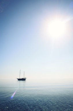 Ufukta teknesi ile sabah deniz. Yaşlı fotoğraf.