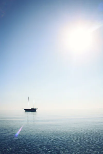 Утреннее море с лодкой на горизонте. Постаревшее фото . — стоковое фото