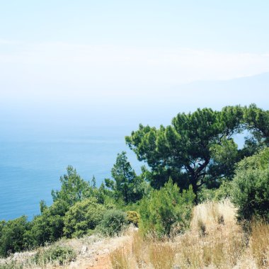 Sakin mavi deniz ve açık gökyüzü. Bahar güneşli gün.