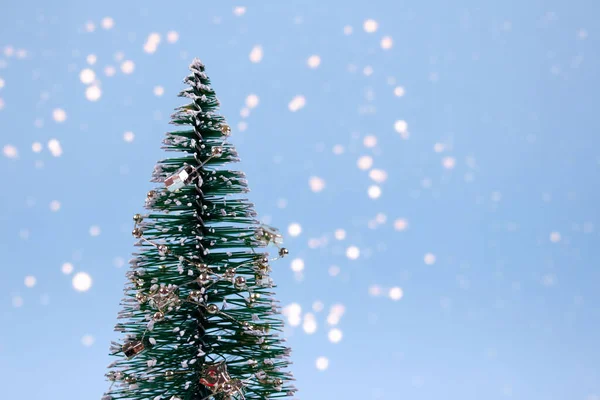 Moda Noel arkaplanı - Yeni Yıl ağacı ya da dekorasyonlu yeni yıl ağacı ve modaya uygun pastel mavi arka planda, metin veya sunumunuz için telif alanı olan bokeh ışıkları. Seçici odak, metin için yer