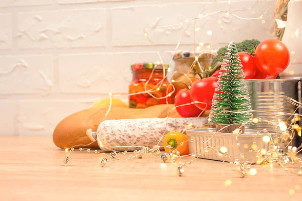 Noel bağışları - hafif arka planda yapılan gıda bağışları - makarna, taze sebzeler, konserve yiyecekler, baget, Noel süslemeleri ile pişirilen yağ. Gıda bankası ya da yiyecek teslimatı