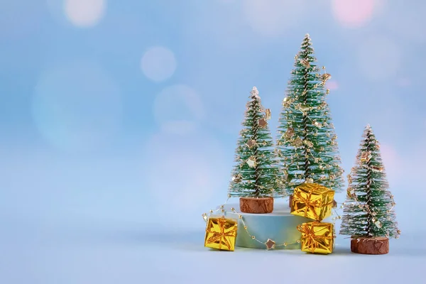 Kerst Nieuwjaarscompositie Met Nieuwjaarsboom Gouden Geschenkdozen Decoraties Bokeh Lampjes Pastelblauwe — Stockfoto