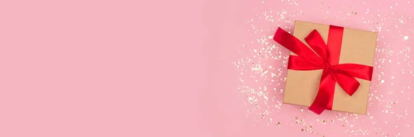 Праздничный Баннер Подарочная Коробка Красным Бантом Праздничном Розовом Фоне Золотыми — стоковое фото