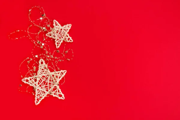 赤い背景に白いクリスマスの星と美しいクリスマスと新年の組成物 あなたのプロジェクトやグリーティングカードのための新年の装飾やコピースペースとお祭りの背景 — ストック写真