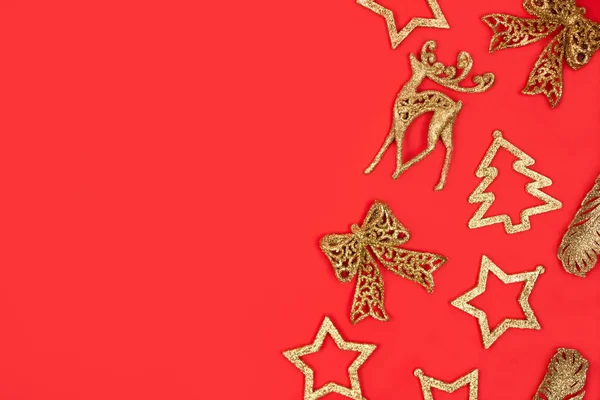 Ornamenti di Natale e Anno nuovo - decorazioni d'oro su sfondo rosso. Cornice festiva con copyspace per il tuo testo. Focus selettivo — Foto Stock