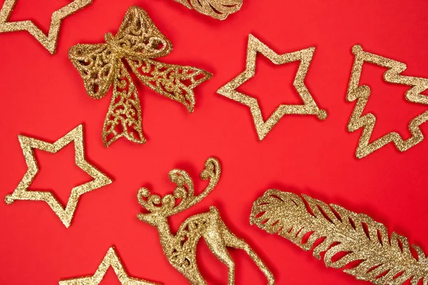 Ornamenti Natale Anno Nuovo Decorazioni Oro Sfondo Rosso Con Copyspace — Foto Stock