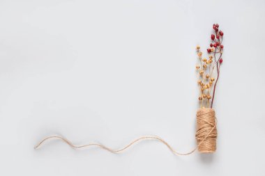 Doğal jüt sicim rulosu ile yaratıcı kompozisyon - ışık arkaplan üzerinde keten veya kenevir metin veya sunumunuz için telif alanı ile. El yapımı ve ekolojik ambalaj konsepti, sürdürülebilir yaşam tarzı