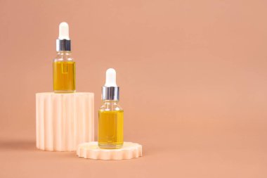 Doğal organik kozmetik şişesinin bir kopyası. Hyaluronik asit, serum, nemlendirici ya da yaşlanmayı önleyici yüz yağı. Moda biege 'deki temel yağ natürmort, modern eczacı