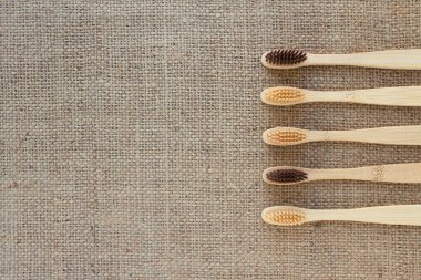 Kırsal arka plandaki doğal bambu diş fırçalarının kopyaları. Sürdürülebilir yaşam tarzı, sıfır atık evde banyo gereksinimleri. Seçici odak