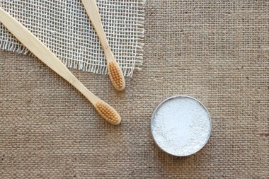 Sıfır atık evdeki doğal banyo gereksinimleri seti bambu diş fırçaları ve kaolin diş fırçası ya da kırsal arka planda fotokopi alanı olan doğal malzemelerden yapılan diş pudrası. Seçici odak