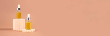 Doğal organik kozmetik ürünleri, hyalürik asit, serum, nemlendirici ya da yüz yaşlanmasına karşı yağ. Moda biege 'deki temel yağ natürmort, bayrak