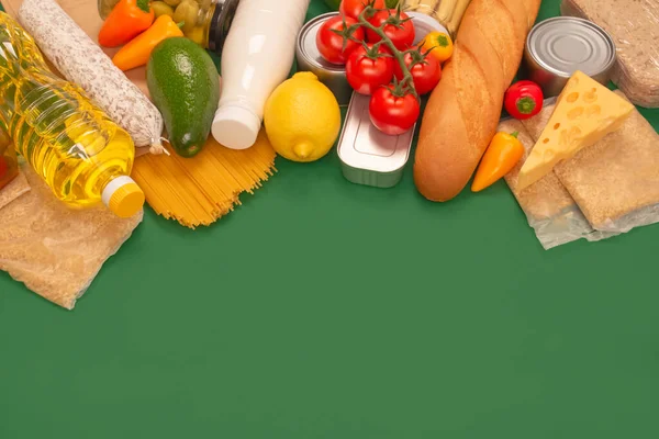 Diversi Generi Alimentari Donazioni Cibo Sfondo Verde Con Spazio Copia — Foto Stock