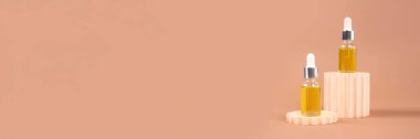 Doğal organik kozmetik ürünleri, hyalürik asit, serum, nemlendirici ya da yüz yaşlanmasına karşı yağ. Moda, nötr, natürmort yaşam bileşiminde temel petrol. Pankart. Seçici