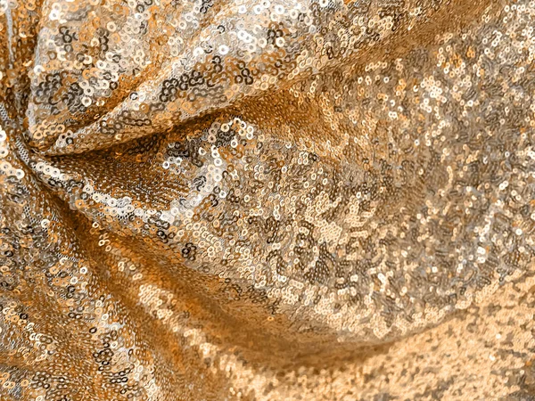 金色のスパンコール生地の質感-光沢のある金色の輝くスパンコールの背景。お祭り、カーニバルやファッションの背景の概念。高級テキスタイルデザイン。テキストのコピースペース — ストック写真