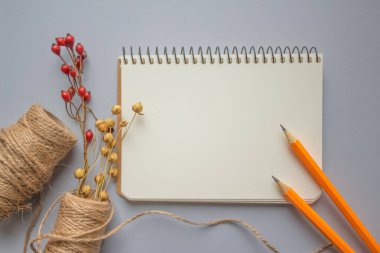 Doğal vücut jüt çamaşır yapmak için keten ya da kenevir jüt ruloları, ya da tabaklar için, açık gri arka planda fotokopi alanı ile boş bir sayfa. El yapımı DIY ve hobi konsepti, seçici odaklanma