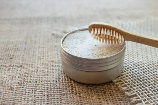 Doğal bambu diş fırçaları ve kaolin diş fırçası ya da kırsal arka planda fotokopi alanı olan doğal malzemelerden yapılmış diş tozu. Sürdürülebilir yaşam tarzı, sıfır atık evde banyo gereksinimleri
