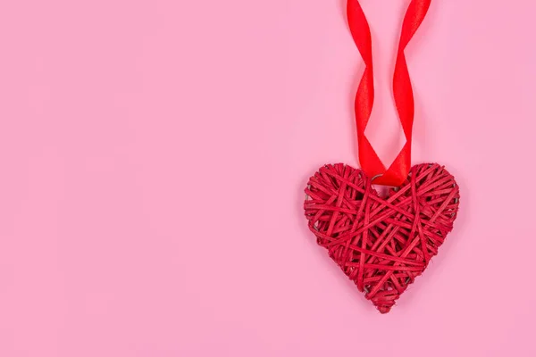 Corazón Rojo Con Cinta Roja Símbolo Del Amor Sobre Fondo —  Fotos de Stock