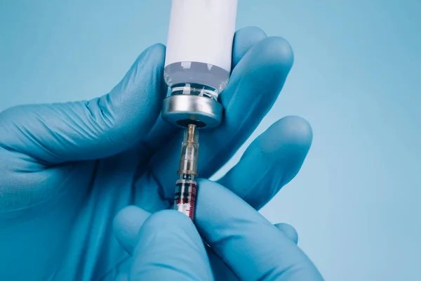 Konsep Vaksinasi Global Dokter Atau Ilmuwan Yang Memegang Dosis Vial — Stok Foto