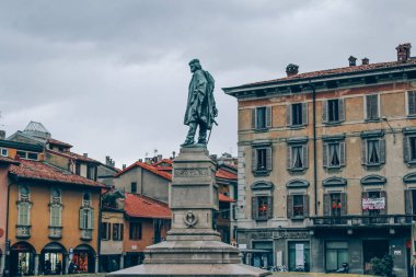 Piazza Vittoria, Como, Lombardy bölgesi, İtalya - 14 Ocak 2021: Giuseppe Garibaldi anıtı - kasvetli kış gününde bir İtalyan generalin heykeli. Eski şehir sokak manzarası, seçici odak