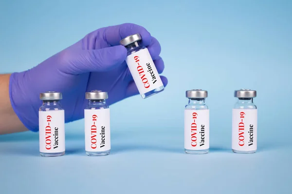 Глобальна Концепція Вакцинації Доктор Або Вчений Тримає Флаконну Дозу Вакцини — стокове фото