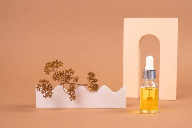 Organik kozmetik içeren sahte damlalar şişesi - poliglutamik veya hyaluronik asit, serum, nemlendirici veya yüz yaşlanmayı önleyici yağ. Moda nötr biege 'deki temel petrol hala yaşam bileşimi