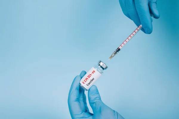 Dokter Menyuntikkan Dosis Vial Vaksin Covid Dengan Jarum Suntik Terhadap — Stok Foto