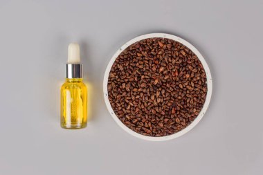Üzüm çekirdeği yağı, gri arka planda üzüm çekirdeği ve fotokopi psace. Spa masajı için yastık - doğal ısı ya da serin paket. Alternatif tıp ve terapi, kayropraktik bakım ve ev sağlığı için pit sack