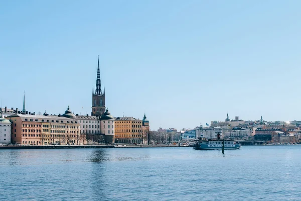 Stockholm, Svédország - 2019. május 1.: Szcenírozott napos napos panoráma Gamla Stanről, a stockholmi Óvárosról. Városnézés koncepció és tavaszi vakáció Svédországban. Szelektív fókusz — Stock Fotó