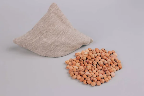 Kiraz taşı yastığı, kiraz çekirdeği dolu yastık - doğal ısı ya da serin paket. Alternatif tıp ve terapi, spa masajı için pit sack, kayropraktik bakım ve ev sağlığı. Boşluk ve maketi kopyala