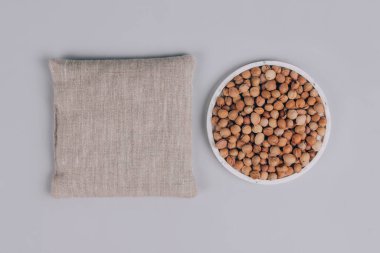 Kiraz taşı yastıkları, kiraz çukuru doldurulmuş ısıtma yastığı, doğal yastık. Alternatif tıp ve terapi, spa masajı için pit sack, kayropraktik bakım ve ev sağlığı. Uzayı kopyala, maketle