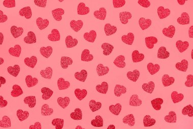 Parlak kalpleri olan şen kırmızı arka plan - Sevgililer Günü kutlaması konsepti. Tebrik kartı için sevgi arka planı, metin için kopyalama alanı, seçici odaklanma. Tonu ayarlanmış resim