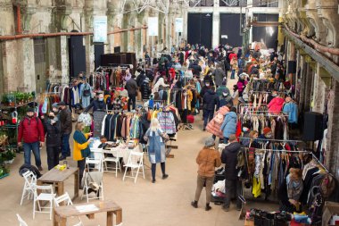 Lviv, Ukrayna - 7 Mart 2021: İnsanlar Lem İstasyonu, Tlum ve Cram 'de garaj satışından alışveriş yapıyor. Hipster vintage kıyafetler ve bit pazarındaki diğer ikinci el mallar. Ucuz alışveriş ya da bağış konsepti