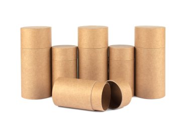 Farklı geri dönüşümlü kağıt tüplerden oluşan bir grup, kozmetik için kağıt kapaklı karton kaplar veya beyaz arka planda izole edilmiş diğer ambalajlar, maket. Çevre dostu paketleme konsepti. Seçici odak